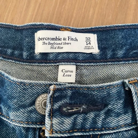 New without tags— Abercrombie “The Boyfriend Short” Mid Rise size 32 shorts - Picture 2 of 3